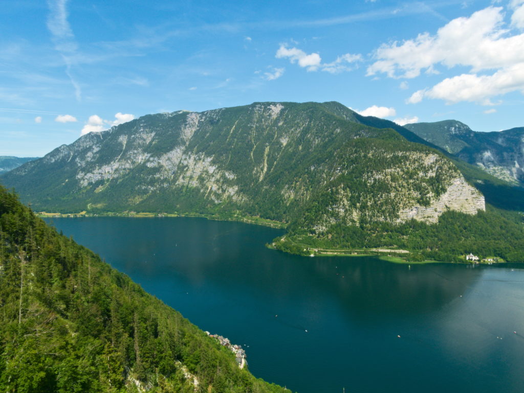 Vue sur un lac et des montagnes depuis les hauteurs de Hallstatt